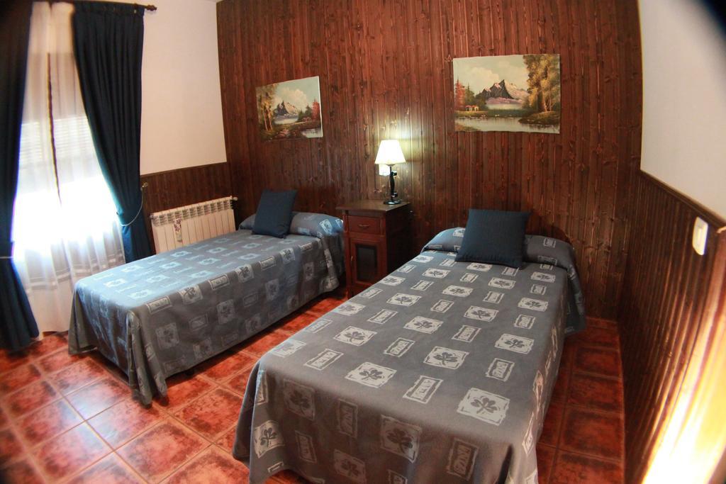 Casa Rural Pena Falcon Pensionat Torrejón el Rubio Exteriör bild